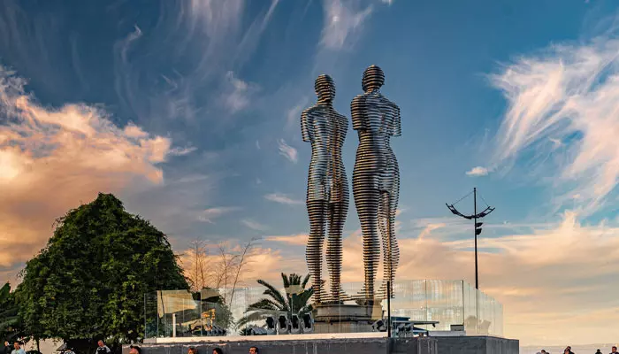 مجسمه علی و نینو باتومی